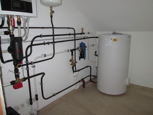 Luftwasser-Wärmepumpe Buderus für monoenergetischen Betrieb, ein Speicher-Wasserwärmer zur Warmwasserbereitung. [ Herr Klepp - Eggendorf ]